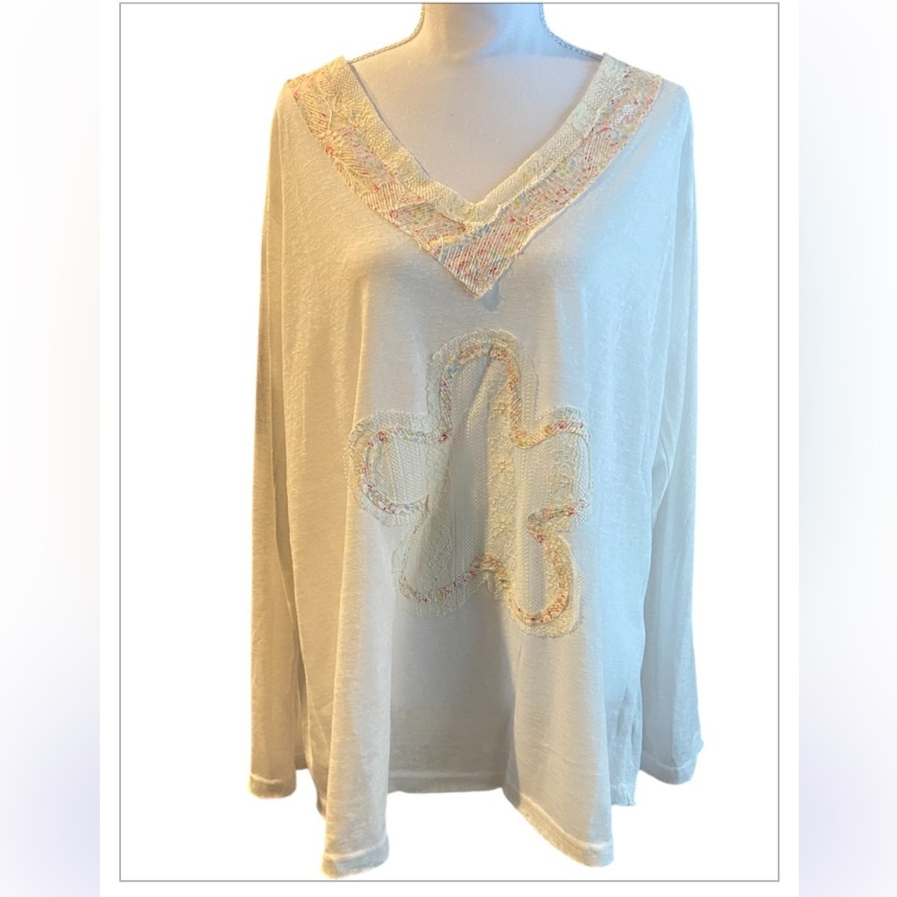 NWOT POL Cream Floral Embroidered Top w/front+back embroidery. Size Large